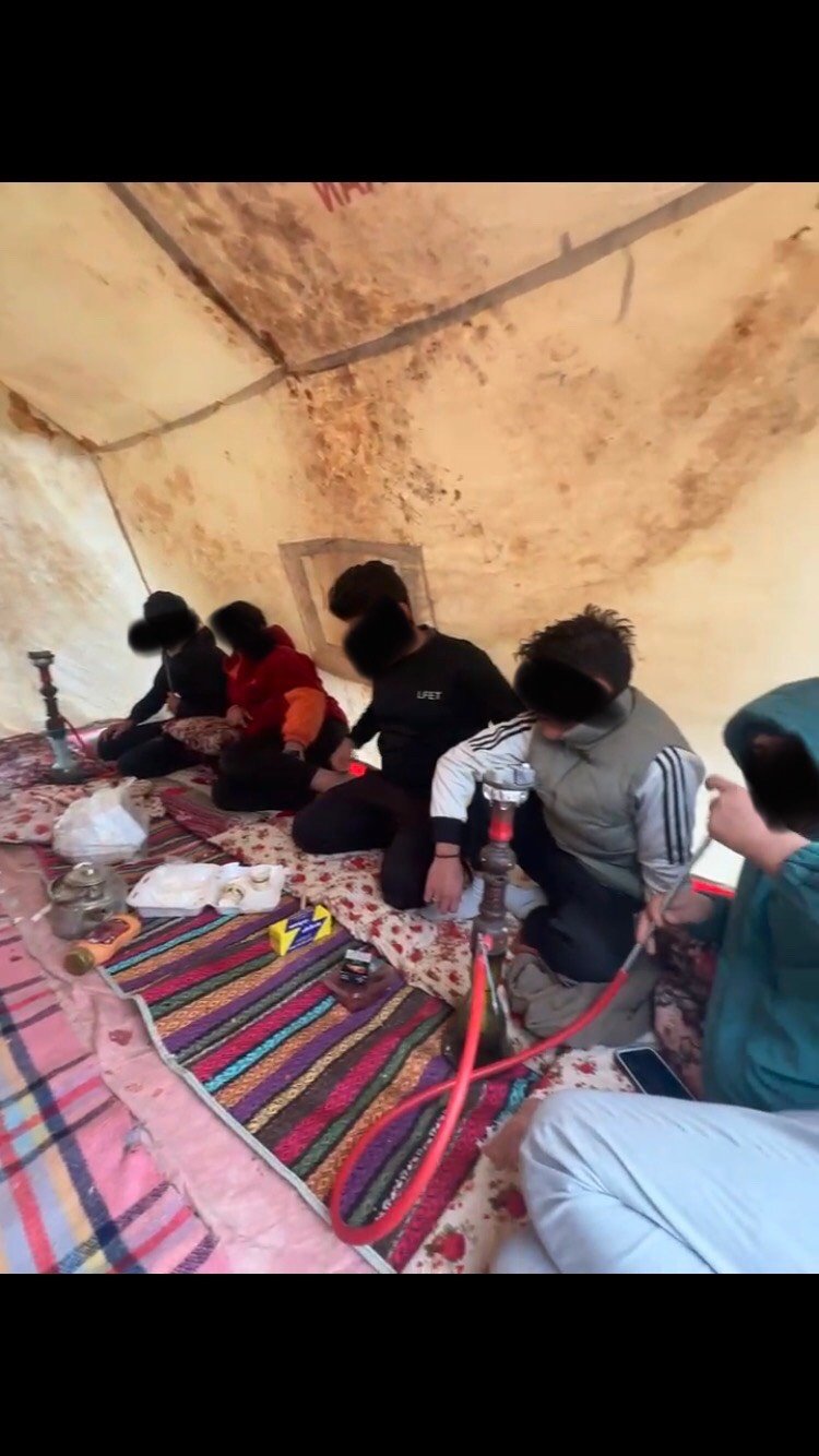 خيمة تخيم سهله النصب 
عنوان الشعب الثعالبة 
تاخذ اكثر من 10 نفرات
قماشها قوي وبيها جادر مطري
بابين سحاب 
و2 ناموسيات 
ارتفاع 2م و30سم
طول 4م عرض 3م 