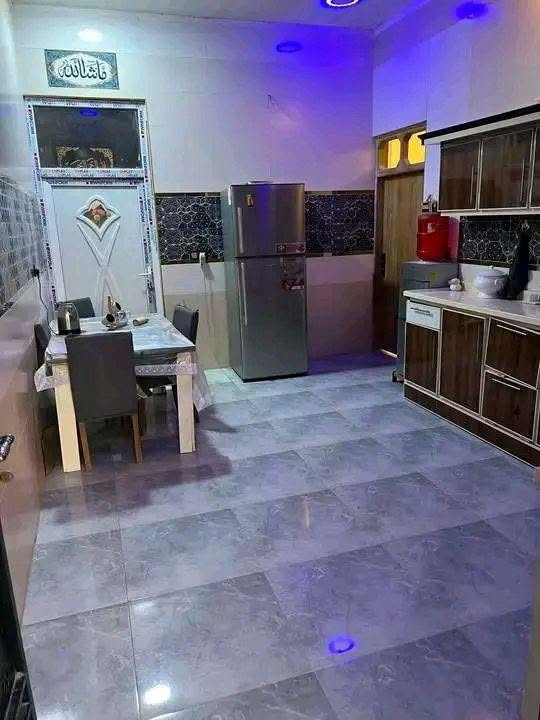 بسم الله الرحمن الرحيم
دار للبيع في الفلوجة حي جبيل قرب الجسر الثالث 
⚪المساحة 160م 
يبعد عن الشارع 40 الترابي 50م 
تفاصيل البيت 
_غرفة نوم 1
_صالة
_استقبال 
_مطبخ +منور 
_صحيات +كراج 
طابو زراعي سند 25 
السعر =60 قابل للتفاوض 
للاستفسار *********** الرمادي, الأنبار

