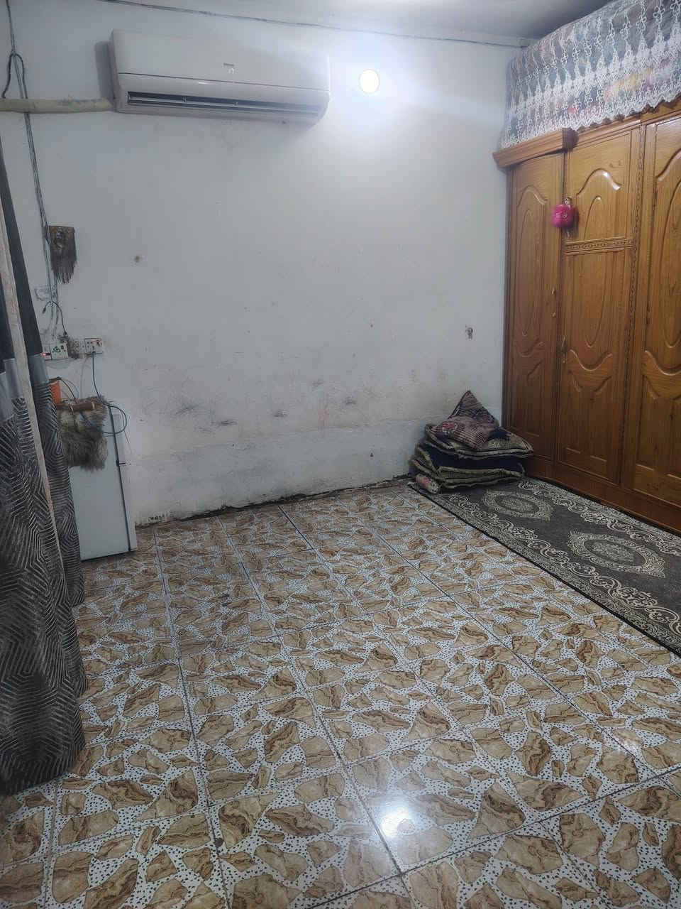 بيت للبيع مساحة ١٦٠ متر قاطين القاط الأرضي بي غرفةواستقبال وصالة ومطبخ ومنور والفوك غرفتين وصالة وصحيات خلف جامع الكتائب الاتصال على الرقم ***********
