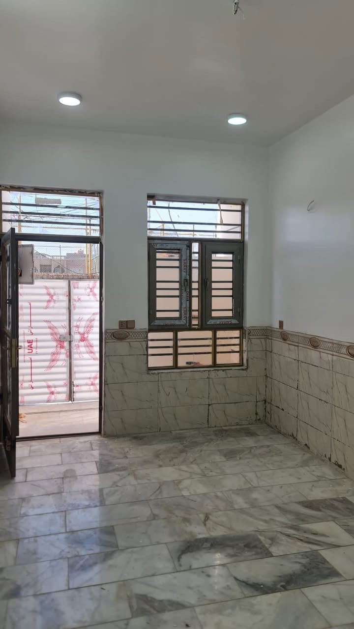 (بسم الله الرحمن الرحيم ) 

دار للبيع 
المساحة 74 متر،الواجهة 3.34متر 
طابقين كاملة مع بيتونة كبيرة 
سطحين امامي وخلفي 
استقبال حولي كبير 
3 غرف نوم 
3 حمامات 
البيت بناء حديث
📍الموقع الشعب
للاستفسار ***********
***********
