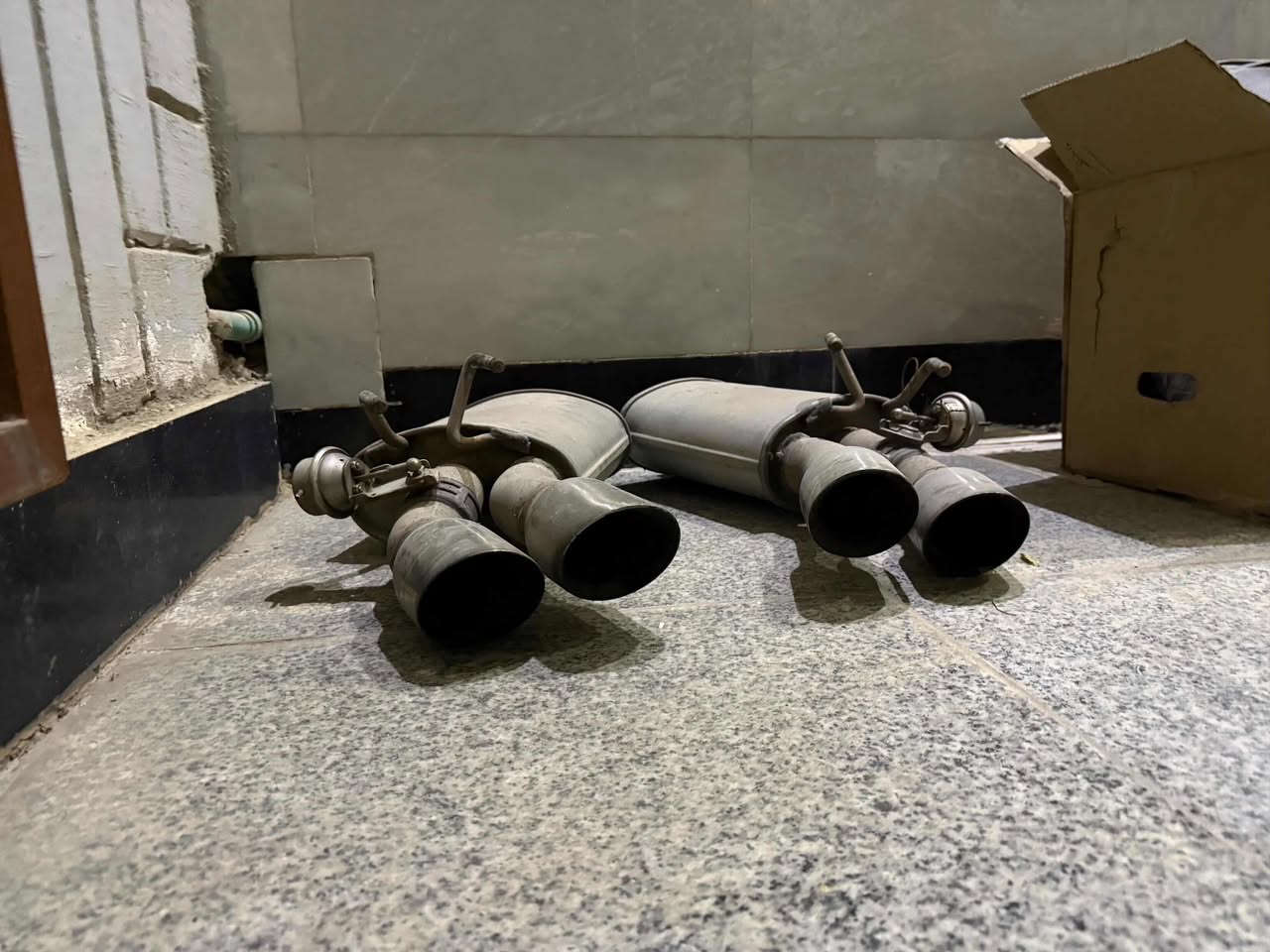 اغراض كمارو
سلام عليكم شوته كمارو بلاديه كلشي ما بيها واي خلل ترجع بيد المندوب
و دبات صوتهن كلش حلو بالنسبه لل٦ مع نيكلات مزدوج
للعلم السياره كزوزها بلادي فقط شايل الوسطيات بالفيديو
سعر الشوته 150 الف و بيها مجال
سعر الدبات مع النيكلات ١٧٥ و بيهن مجال 
المكان بصره
***********
