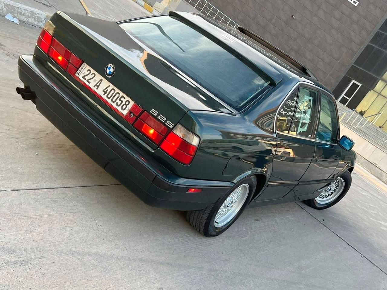السلام عليكم BMW ٥٢٥ موديل 92 للبيع السيارة كامله من كل شي نقص بس تدفأه معروضه ب 70 وبيهه مجال للستفسار ٠٧٨١ ٧٧٢ ٧٥٧٩
