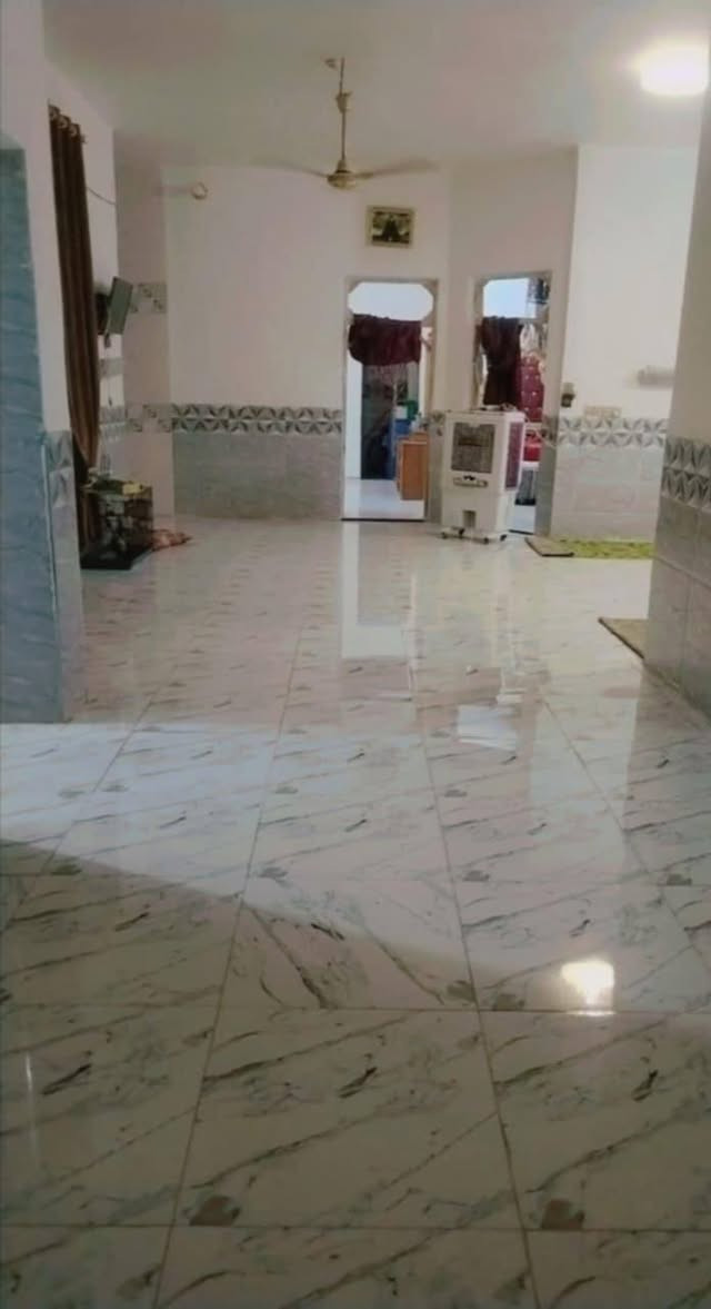 سلام عليكم بيت مساحه 500 متر البناء 200 متر غرفتين صاله و مطبخ وصحيات و استقبال طابوك جمهوري شغل درجه اولى المكان النجف الاشرف شارع كربلاء عمود 155 السعر ٧٠ وبي مجال ***********

