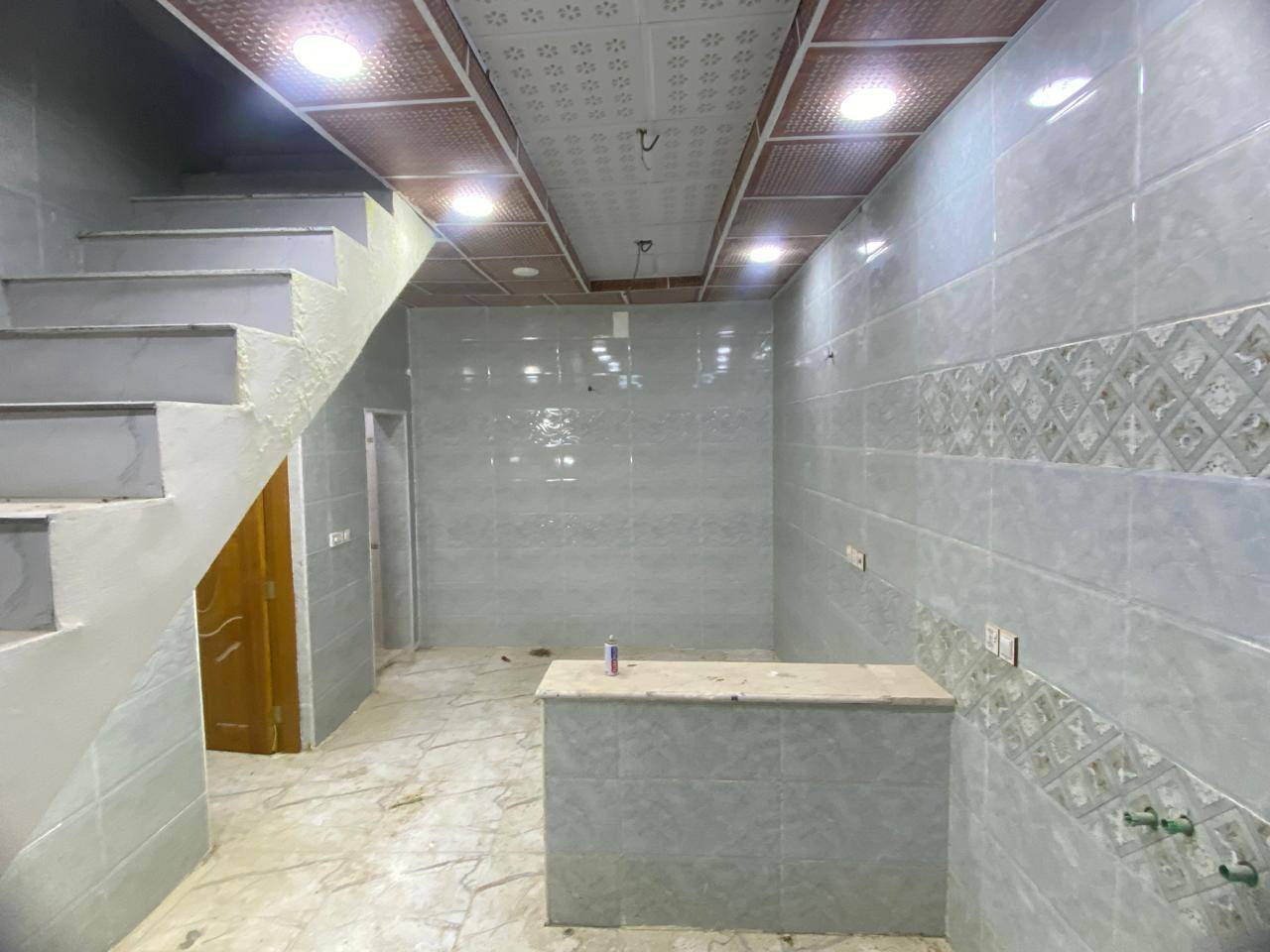 بيت للبيع مساحه 80 متراً جهه المطحنه عمود 321 ددخل بل فرع قرب جامع فاطمه الزهراء قرب السوك مدارس ماء كهرباء شارع تبليط كافات الخدمات البيت جاهزه ستقبال وصاله مطبخ صحيات خارجي و داخليه غرفه داخليه درج وصطح غير موجود ع فيس الي يحب يتصل السعر.  35 وبيه مجال.*********** حجي رضا الاسدي صاحب العقار من طرف ابو عباس
