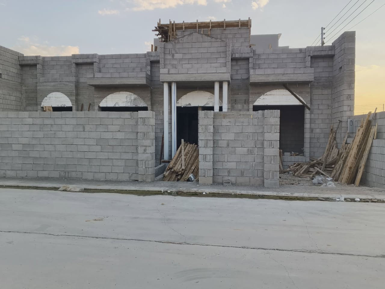 هيكل للبيع مساحة ٢١٠ متر ركن واجهة ١٦ العمق ١٣ واجهة كلاسك يتكون من غرفتين نوم كبيرة وهول كبير واستقبال كبير ومطبخ ومشتملات داخلية وخارجية مع حديقة بمساحة ٩×٤ وكراج سيارة بيتونة ستائر سياجات قصطل كامل 
العنوان مجمع نوبل الثاني خلف الملعب شوراع صب  ماء كهرباء 
السعر ٤٦ مليون وبي مجال 
***********
