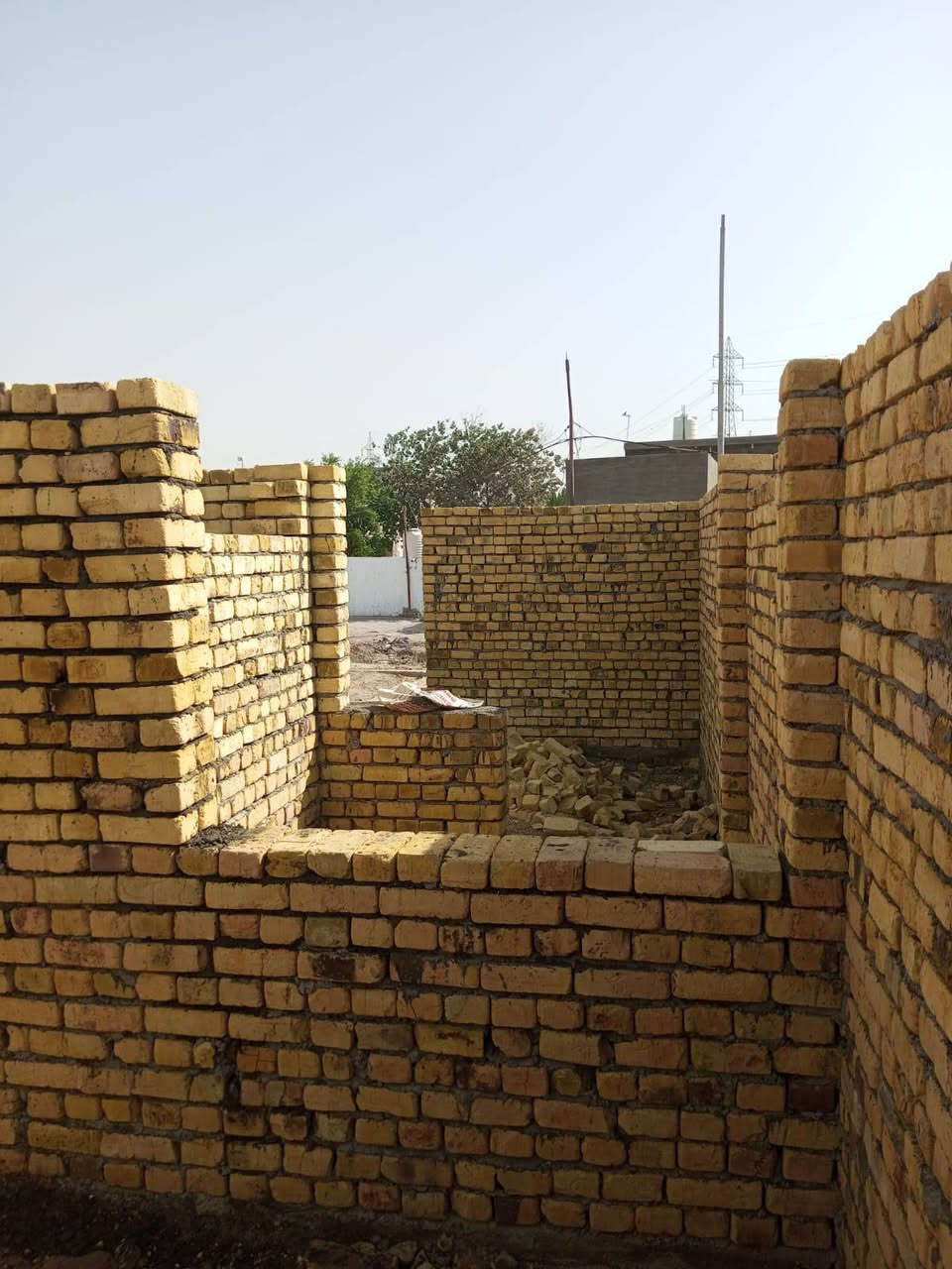 السلام عليكم هيكل للبيع شارع النفط المكان شارع مشويات ام البنين وره شارع بيت چليب بشارعين . بشارع حسينيه قائم ال محمد
المساحه. نزال 35 و الوجه 8 
ماء + مجاري + كهرباء.بالباب وفلوس المجاري مدفوعه 
يتكون من 2 غرف و صاله و صحيات 

و تارك الاستقبال و المطبخ البتلو طالع مالتهن 

الرقم ***********
