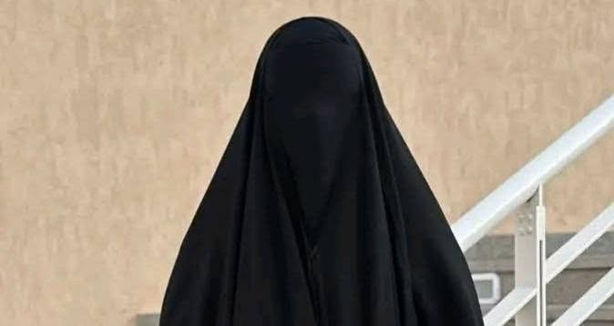 النقاب الذي يغطي العين يُعرف بعدة أسماء وتصميمات في الأزياء الإسلامية، وأشهرها النقاب الكامل البوشية أو النقاب المزود بطبقة شفافة/شبك تسمح للمرأة بالرؤية دون إظهار عينيها.


**إذا كنت صاحب هذا الإعلان وتريد حذفه لأي سبب، رجاءا أرسل رسالة إلى الدعم الفني**