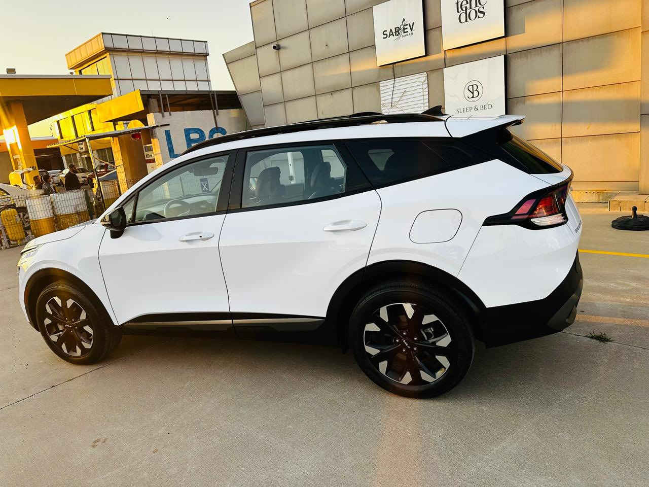 2023  KIA Sportage,X-line 
كيا سبورتاج  2023 - X-line 
الضرر سطحي - بند و جملغ صبغ بدون دواخل ( تعديل بارد بالصندوق ) 

اللون ابيض 
ايرباكات سليمه 100/100 
مواصفات فول 1/1 
بانوراما 
بصمة
ابواب بصمة
تشغيل عن بعد
داخل جلد
كشن جلد
كشن هيتر
كشن كهربائي 
شحن وايرليس
تبريد قطعتين
شاشة ديجيتال
شاشة كبيره
كاميرا
رادار امامي و جانبي
تحديد السرعة
تحديد المسار
ويل كب
صندوق كهربائي 
تحكم ستيرن
نظام سبورت
نظام ايكو
لايتات ليد 
لايتات زينون
اوتو هولد
سيستم سماعات harman
بريك بصمة
و هواية مواصفات اخر

#سعر 198  ورقه🔥
ماشي 66000 ميل
عنوان اربيل - معرض اربيل كارس🚗
☎️***********

