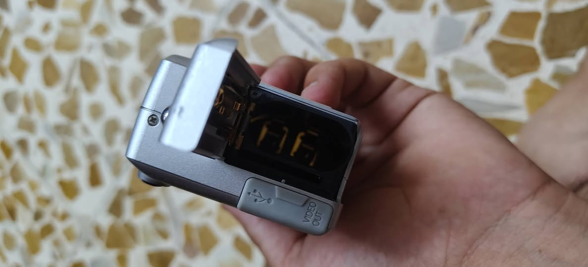 كامره للبيع شغاله شرط بس يحتاجله باريات  السعر 10
عاكسه ما تشتغل السعر 5 
مكاني حي الانتصار 
***********
