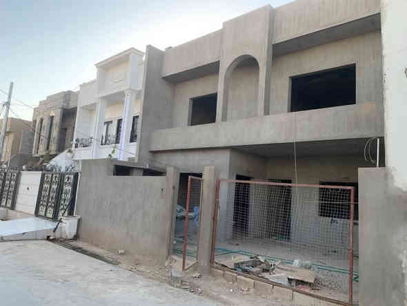 للبيع هيكل 200م طابو صرف 
يتكون من كراج ومطبخ حار وبارد واستقبال وهول غرفتين نوم ومجمع صحيات داخلي وخارجي
طابق ثاني يتكون من 4 غرف نوم وهول وصحيات 
مع بيتونة بالطابق الثالث 
بناء درجة اولى خلصان لبخ وستايكر وكهرباء وماء ومجاري ومصبوب لاش ودكت كامل وتانكي ماء 5 آلف لتر
العنوان تسعين قرب التانكي 
اي استفسار يرجى الاتصال ***********
***********
او زيارة مكتب التاج الذهبي حي الوسطي مقابل دائرة الكمرك
