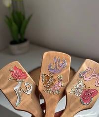 رسم ع زجاج • حسب الطلب • أسعار مناسبة