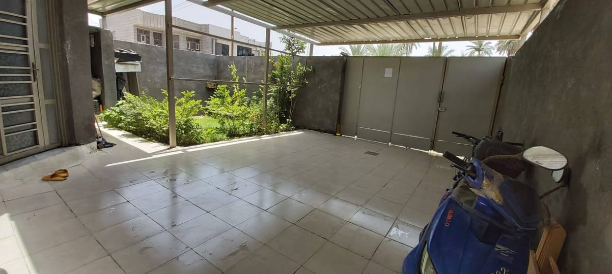 اللهم صلِّ على محمد وآل محمد
دار للبيع 200 متر حي الصحة خلف المدينة المائية بناء هذه السنة طابقين سند 25 بسمي يحتوي على 5 غرف نوم ارضية مرمر
كراج 7×5 
حديقة 5×6 
مطبخ 5×5
هول داخلي 5×5 
استقبال 5×5
مجمع صحيات مستقل كبير
غرفة 1..  5×5
غرفة 2..  5×5
والطابق الثاني 3 غرف نوم + صحيات + مطبخ
***********

