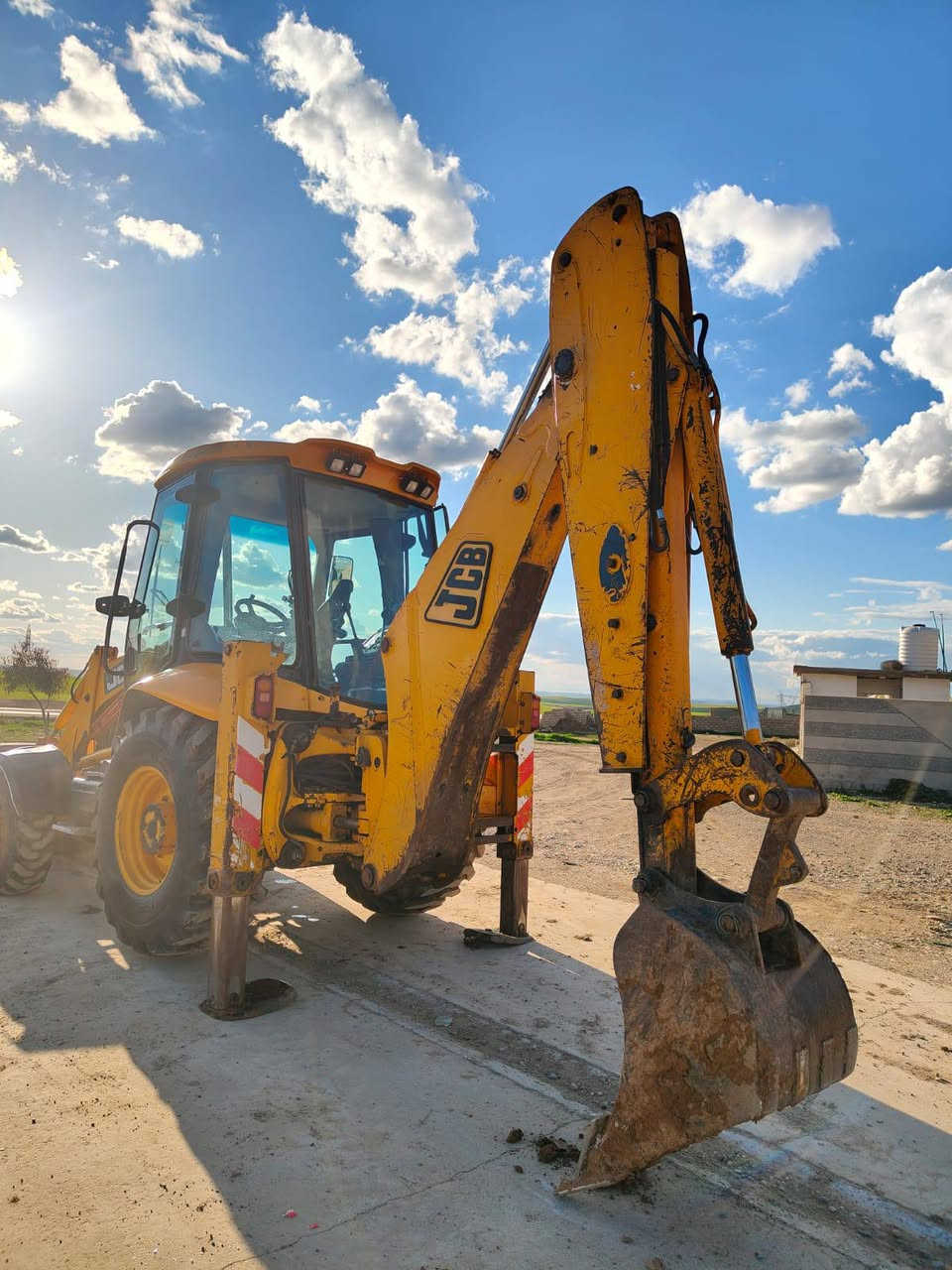 جي سي بي موديل 2003 رقم اربيل سنوية وارقام مجددة لغاية 2027 شرط التحويل 
دكمة طسة
كيلة مقص جب اسلايت
محرك وكير شرط جاهزة مابيها اي عيب 
كهربائيات كلها شغالة مابيها اي نقص بوجهك للشغل 

السعر 275 وبيها مجال
***********
***********
مكاني موصل حمدانية
