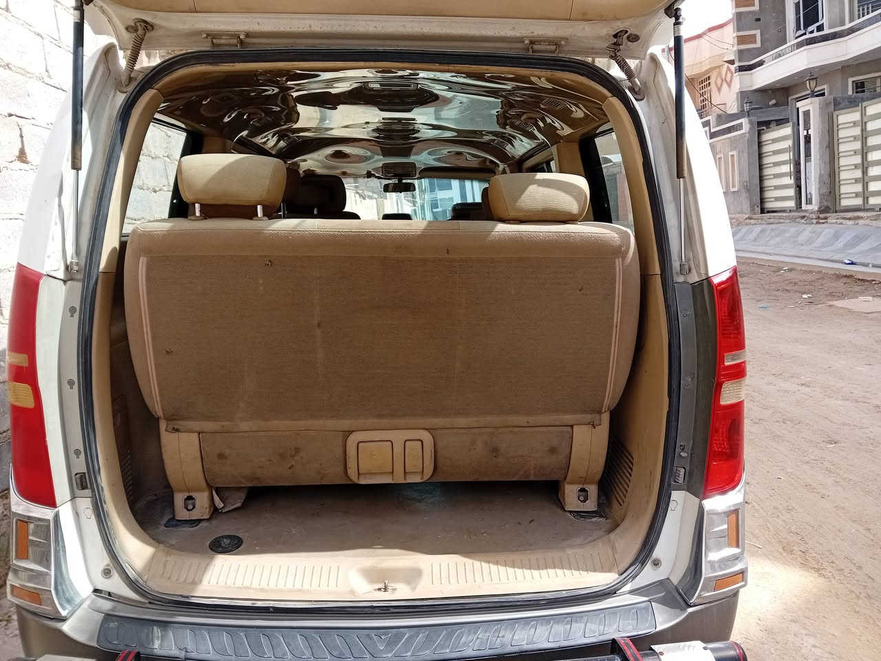 سلام عليكم استاركس ٢٠١٣ رقم انكليزي بغداد للبيع السعر ١٥٥ وبه مجال المكان فلوجه مكفول عدا جاملغ جهت السايق اسود  ومصبوغ  للإستفسار ***********
