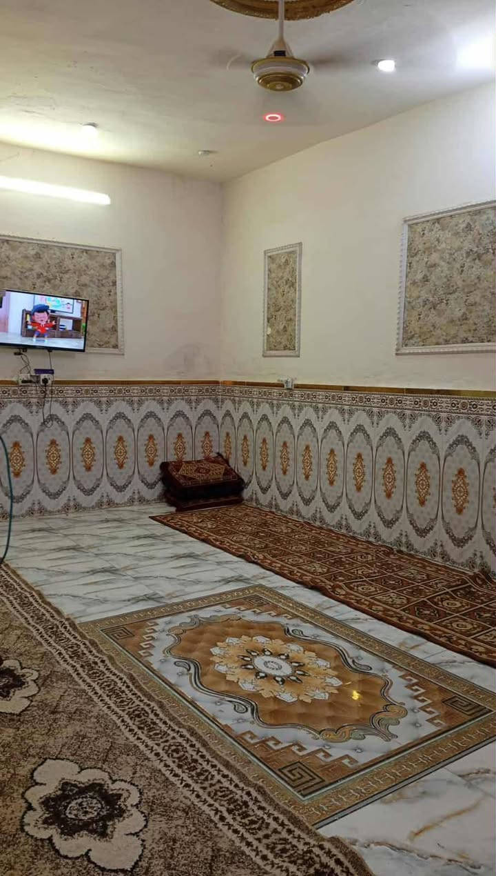 السلام عليكم نصف قطعة للبيع بشارع المحطة مال الغاز البنص بيت يحتوي على ستقبال وصالة وغرفة مثل مموضح بصور والقاط الثاني يحتوي غرفة وصالة ملبوخ سمنت فقط القاط الاول صب والقاط الثاني مسكوف جينكو سعر 30 رقم *********** بي واتساب
