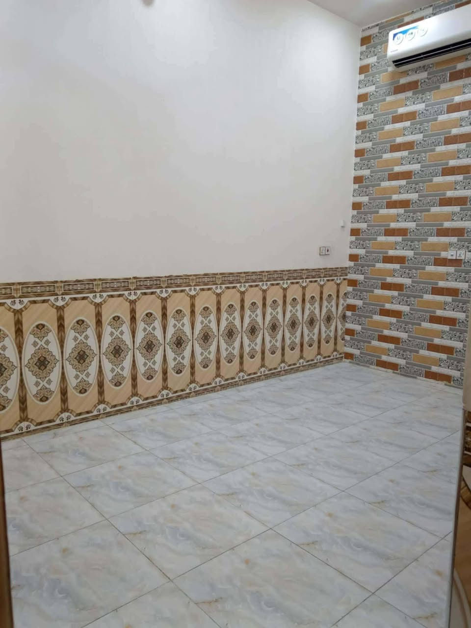 بيت للبيع جديد بناء 2021 وكله درجه اولى مع  مساحته ١٠٠ الواجهه ٥والنزال ٢٠ يتكون من طابقين الطابق الأول استقبال الطول ٥ والعرض ٣ 
المطبخ الطول ٣ ويحتوي على منور الطول متر ونص والعرض متر
وصاله الطول ٦والعرض ٤ونص (مجمع الصاله:درج دور مرمر وصحيات ومنور)
الغرفه ٤ونص والعرض٤
والطابق الثاني يتكون من صاله وغرفه وصحيات 
والبيت يحتوي على صحيات خارجيه ويتكون من سطحين وارتفاع داخل البيت٣ أمتار و٨٠
*البيت كامل كهرباء ومولده ومجاري مع الضمان وبالحقيقه البيت احلى من الصور*
للاستفسار الاتصال على الرقم ***********
العنوان حي الزيتون عالشارع العام خلف صيدلية القند ومخبز النخيل
