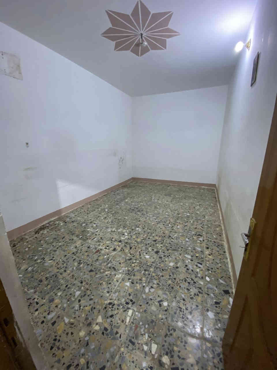 بيت للإيجار 100 متر زراعي يحتوي على غرفة نوم كبيرة وصالة واستقبال وحمامات داخلية وخارجية ومطبخ بناء جدا نظيف 
نهاية شارع الاطفاء السعر 250 الف 
للتواصل ***********
***********
