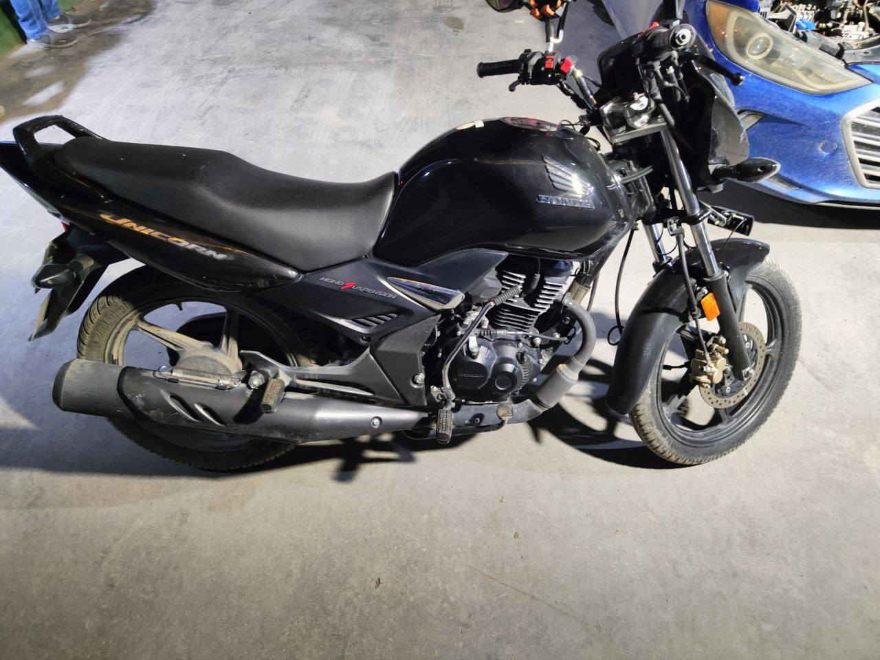 السلام عليكم
دراجه هوندا يونكورن honda unicord CB 162cc
مديل 2024 نازلة ب 2025 شهر ال 8
(حساس ستاند /دبل وسطي / حساس اعطال محرك / حساس دهن )
(عقل مخصص لبرمجه) (وعقل للدراجه) (حجر بيئة)

(بدون غسل وتلميع)

مرقمه اربيل بأسم الشركه وبيها ضمان من الشركة 
وضمان هورس مان كراج
ماشية 20 الف دراجه نضيفه بمعنى الكلمه
كل اسبوع اديرلها امزويل ما ااخرها ابد ع الدهن حتلو مابي شي 
وبانزين محسن فقط اديرلها ونادرا ما ادير عادي
الدراجه نوزل مو كابريتر 
تحويل من الشركة ووكاله مني
دراجه كاملة مكملة من اصغر شي لاكبر شي بيها

سعرها جداً مناسب للتواصل خاص او واتساب ***********
