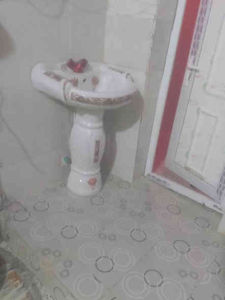 السلام عليكم بيت البيع بحي الاصدقاء قرب مدرسة الوقدي بي غرفه نوم ٤ونص في ٤ونص ودونيه  ٤في ٣ونص وصحيات البيت كله سرميك ونضيف ماعلي لا زاله ولا تبيغ السعر ٩بي مجال الشراي ***********
