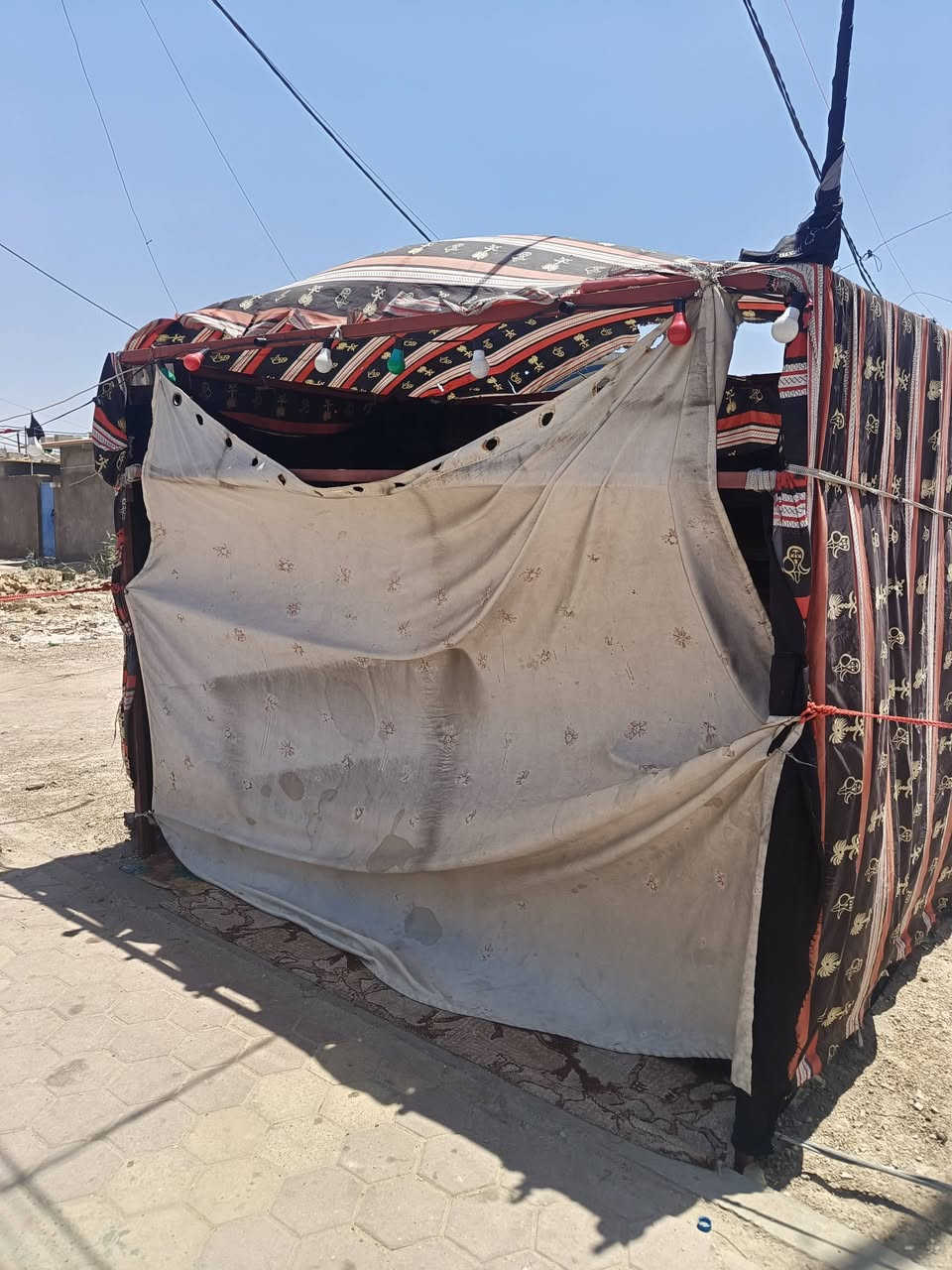 تكيه للبيع هيه وجادرها وقماشها خاص 
او على رقم ***********

