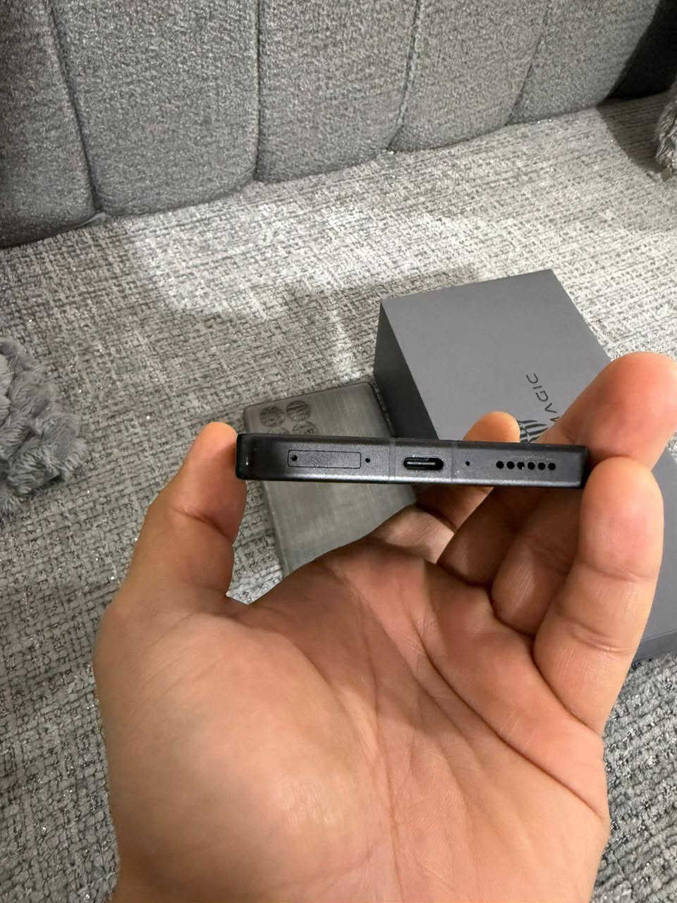 ريد ماجيك 11 برو اخر اصدار ذاكره 256 عشوائيه 26 بطارية 7500  انسى شي اسمه شحن واقوى معالج بالسوق حاليا كل الالعاب 120 فريم والي تدعم 165 فريم هم يشغلها ب الاضافه يشغل العاب بلي 4 الجهاز كامل ملحقاته فقط راس الشحن ضايع وبيه هذا الكسر بالظهر ما مأثر ع شي ابد للتواصل *********** مكاني زبير السعر 750 وبيه مجال قليل
