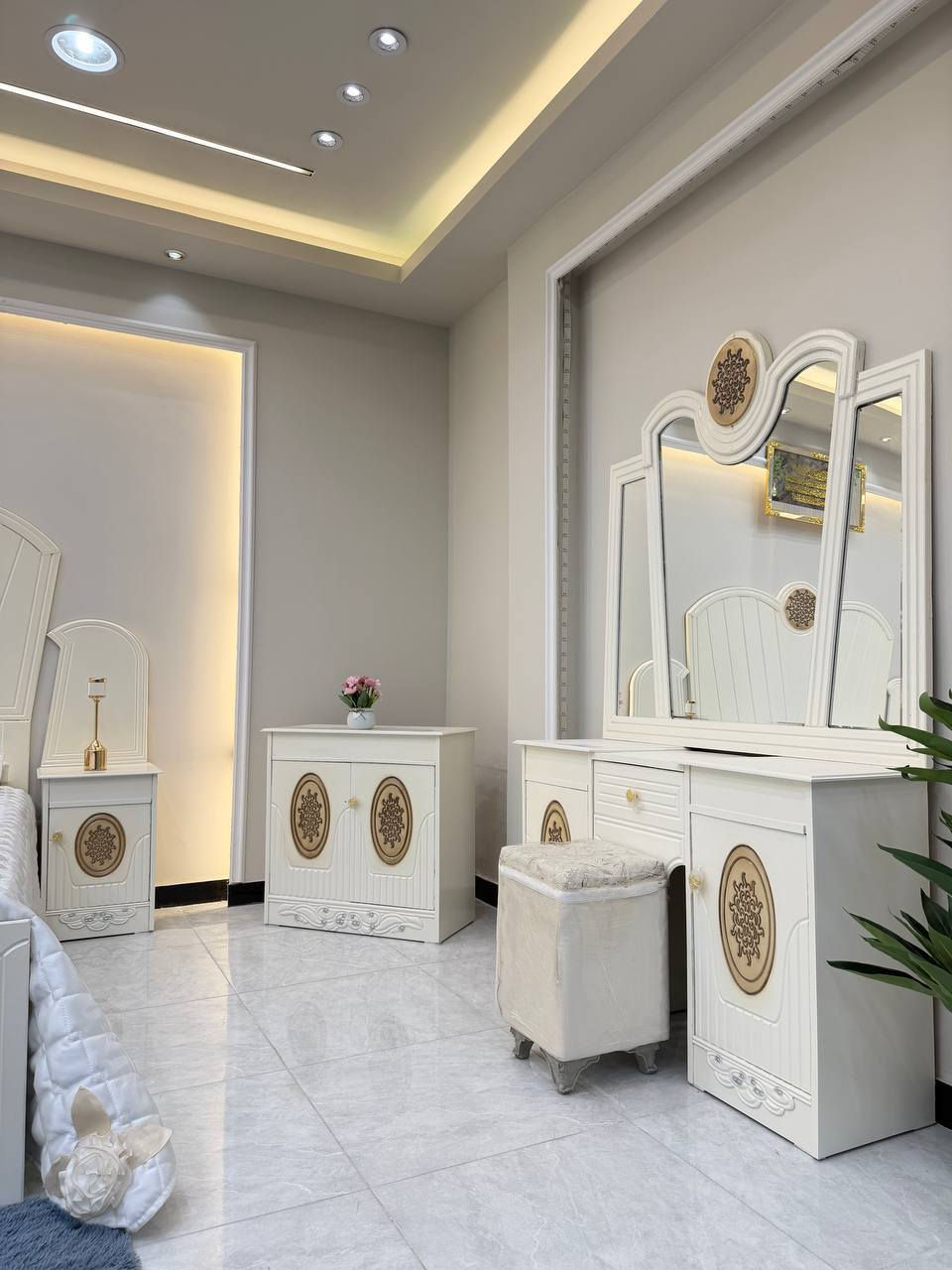 السعر // مليون و١٠٠ فقط 😍

🔅تفاصيل الغرفة المرمري  ....

 خارج ٤ملم ام دي اف 🔺
وداخل معاكس ٣ملم 
صبغ حراري  درجة اولى 

عدد القطع  ٧ قطع 😍
🔺1 //جرباية  قياس  ١٦٠ × ٢٠٠ 
🔺//ميز جانبي ايسر قياس ٥٠
🔺2// وميز  جانبي  قياس ٥٠
🔺3// زاوية ارتفاع مترين عرض ٨٠
🔺4// وميز بلازمه  
🔺5//وميز مراية ارتفاع مترين عرض ١٢٠
🔺6// وكنتور ٦ باب  ارتفاع مترين و١٥ طول ٣ متر و١٥

القطعه الثامنة حسب الطلب شازلون
سعرها ٥٠ الف ❤️

(توصيل مجاني مركز بغداد )
التوصيل يشمل الشد مجاني 🔥
(اطراف ٥٠)
باقي المحافضات حسب البعد
شازلون سعرها ٥٠ الف
شازلون مخزن ٧٥ الف


**إذا كنت صاحب هذا الإعلان وتريد حذفه لأي سبب، رجاءا أرسل رسالة إلى الدعم الفني**