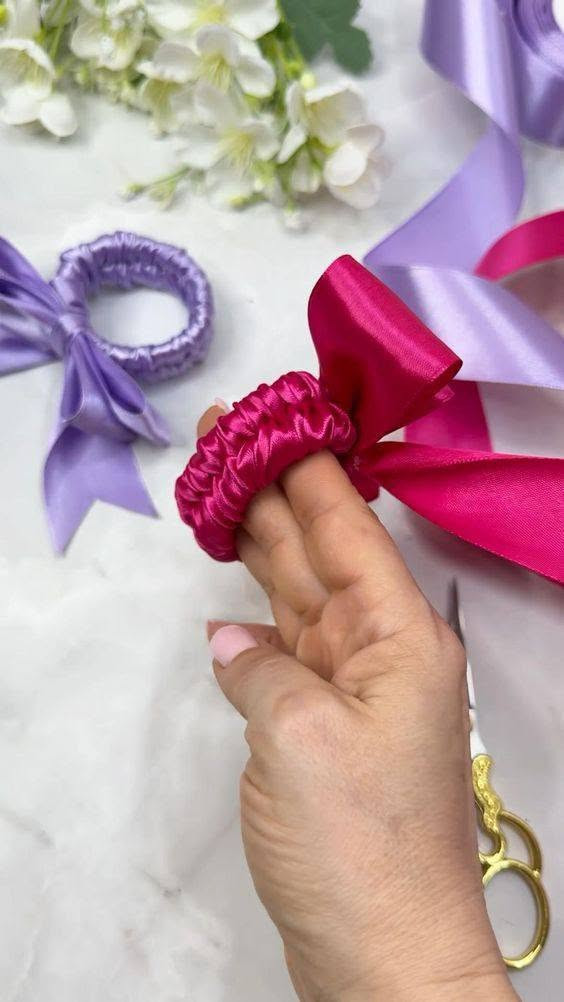 *Princess Bun Bow 🎀*  
*فيونكة الكحكة للأميرات*

خلي بنوتك أميرة في ثواني 👑  
فيونكة ستان طويلة مع فصوص كريستال هاند ميد

✨ Perfect for weddings & parties | للمناسبات والأفراح  
✨ Soft satin + scrunchie combo | ستان ناعم مع توكة كشكشة  
✨ Elegant back bun look | شكل الكحكة الخلفية شيك جداً

*Handmade with love 💕*  
*Maryam Bows**  
*DM for orders & price 📩 | ابعتي رسالة للتفاصيل*

#MaryamBows #HairBows #توك_بنات #هاند_ميد #WeddingBows #PrincessHair


**إذا كنت صاحب هذا الإعلان وتريد حذفه لأي سبب، رجاءا أرسل رسالة إلى الدعم الفني**