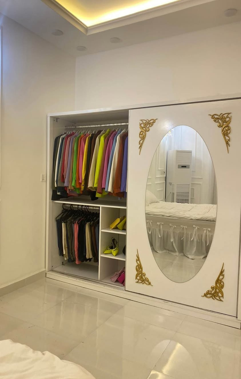 كنتور وسرير وميز مراية  مستخدمات فترة قصيرة و بحالة جيدة جداً ابيع منفرد و اذا كُلهن اسوي خصم

تفاصيل الكنتور :مثل مموجودة بالصور بابين كبار تقريباً الكنتور ٣ امتار ( الابواب مالتة ثنينهن موجودة بس اني موخرة واحد للجمالية) + دواخلة واضحة بالصور سعرة ٢٥٠

ميز المراية :تفصال خشب عراقي استخدامة اقل السنة   سعرة ٣٩٠
سرير  خشب عراقي يجي على شكل طبلتين منفصلات  سعر الوحدة  ٩٠ النجف, العراق


**إذا كنت صاحب هذا الإعلان وتريد حذفه لأي سبب، رجاءا أرسل رسالة إلى الدعم الفني**