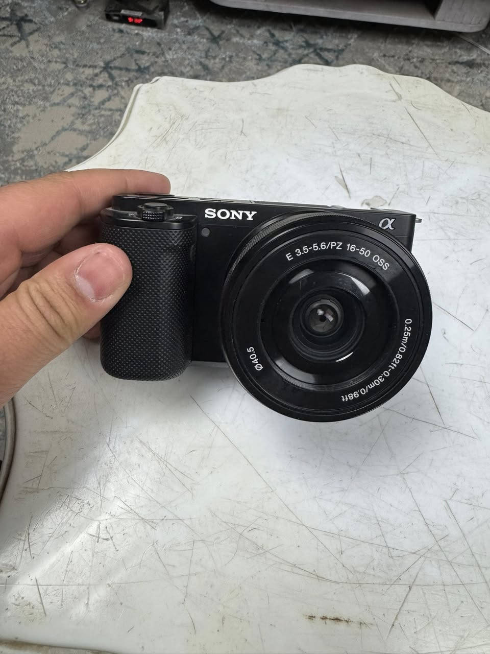 📸 للبيع كاميرا Sony ZV-E10
حالة ممتازة جداً – استخدام خفيف جداً – نظيفة 100%

إذا تريد تبدأ يوتيوب / صناعة محتوى / تصوير احترافي فهاي الباقة جاهزة مباشرة بدون ما تشتري شي إضافي 👇

✨ المواصفات:
 • تصوير 4K احترافي
 • فوكس خرافي مع تتبع الوجه والعين
 • شاشة جانبية متحركة للفلوكات
 • أداء قوي بالإضاءة الضعيفة
 • مدخل مايك احترافي

🎁 الملحقات:

✅ رام 128GB
✅ قاري رامات
✅ الشاحن الأصلي
✅ الكارتون كامل
✅ 🎤 مايك HOLLYLAND (نسخة أولى – متحدث واحد) هدية مع الكاميرا

الكاميرا نظيفة جداً وما بيها أي ملاحظة
جاهزة تشتغل فوراً بدون أي مصاريف إضافية

📍الموقع: (بغداد)
💰السعر: (٩٥٠ وبيها مجال)
📩 التواصل خاص


**إذا كنت صاحب هذا الإعلان وتريد حذفه لأي سبب، رجاءا أرسل رسالة إلى الدعم الفني**