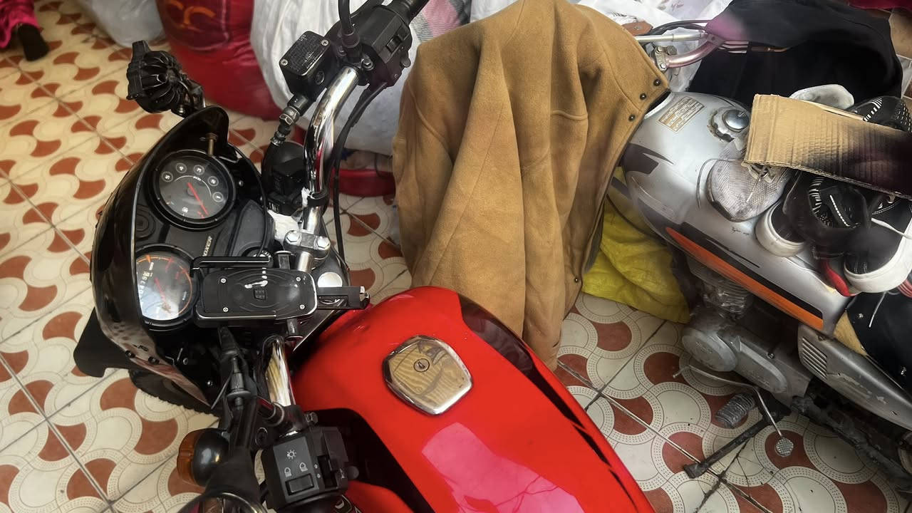 السلام عليكم ورحمه الله وبركاته 
ـــــــــــــــــــــ
1- دراجة بوكسـر للبيع 
2- موديل /2023 
3- اللون / احمر مرغوب 
4- مرقم / بغداد / لوحات + سنويه 
5- تحويل ثاني يوم بعد البيع 
6- نقوصات بس عداد كيلو متر  سعره 10 الف 
7- سعرها / 2 مليون 
8- رقمي اتصال او واتساب /*********** 📞
9- مو شراي لاتعبني الله يرضئ عليك كلشي مشروح امامك وموضح بصورة 
10- بيهة خيط خفيف كلش تبخير  ميبين بل فحص
والتحويل بغداد رقمها بغداد / مكان ساحه عدن
