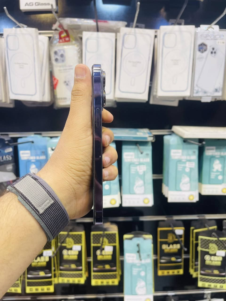 السلام عليكم للبيع
iPhone 14 pro max 
ذاكره 256 
بطاريه 85‎%‎ 
بنفسجي نموذج M ماستر A/AA
الجهاز كله شغال فقط مبدل شاشه اصليه وبيها صفار ب الحواف بس ابد ممأثر عليه كله شغال اتصال انترنيت فيس ايدي كامرات صوت هزاز كله شغال مابيه خلل السعر قفل 490 الف مكاني بغداد مدينه الصدر رقمي ***********
