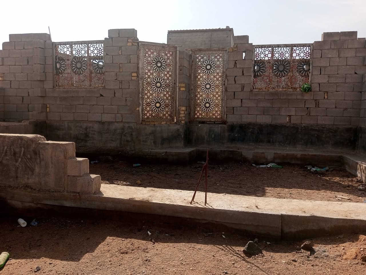 بيت هيكل بدون رباط طابو زراعي سند 25 المكان الصالحية خلف مدرسه الريف الزاهر المساحه 200 متر غرفتين وصاله ومطبخ وحمام داخلي ومناور ودوانيه ودرج داخلي يم الصاله حمام خارجي
اتصال ***********
