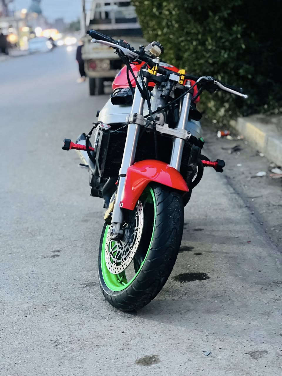 السلام عليكم
دراجه CBR929
الدراجه شغاله بس ما مستقره رون يراوح
السعر مليون ونص واذا اكو مروس عادي 
المكان جسر ديالى القديم رقمي ***********
