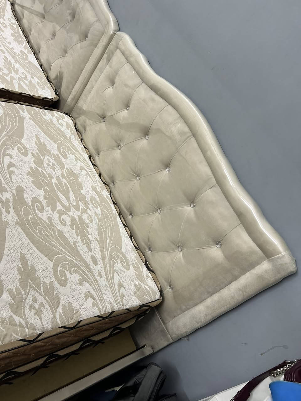 للبيع
سرير قياس ١٨٠*١٢٠ ب١٠٠ الف 
دوشك طبي ب٥٠ الف 
كنتور ٤ بوب صاج خشب صابغته اوف وايت ب٣٠٠ 
بغداد السيدية


**إذا كنت صاحب هذا الإعلان وتريد حذفه لأي سبب، رجاءا أرسل رسالة إلى الدعم الفني**