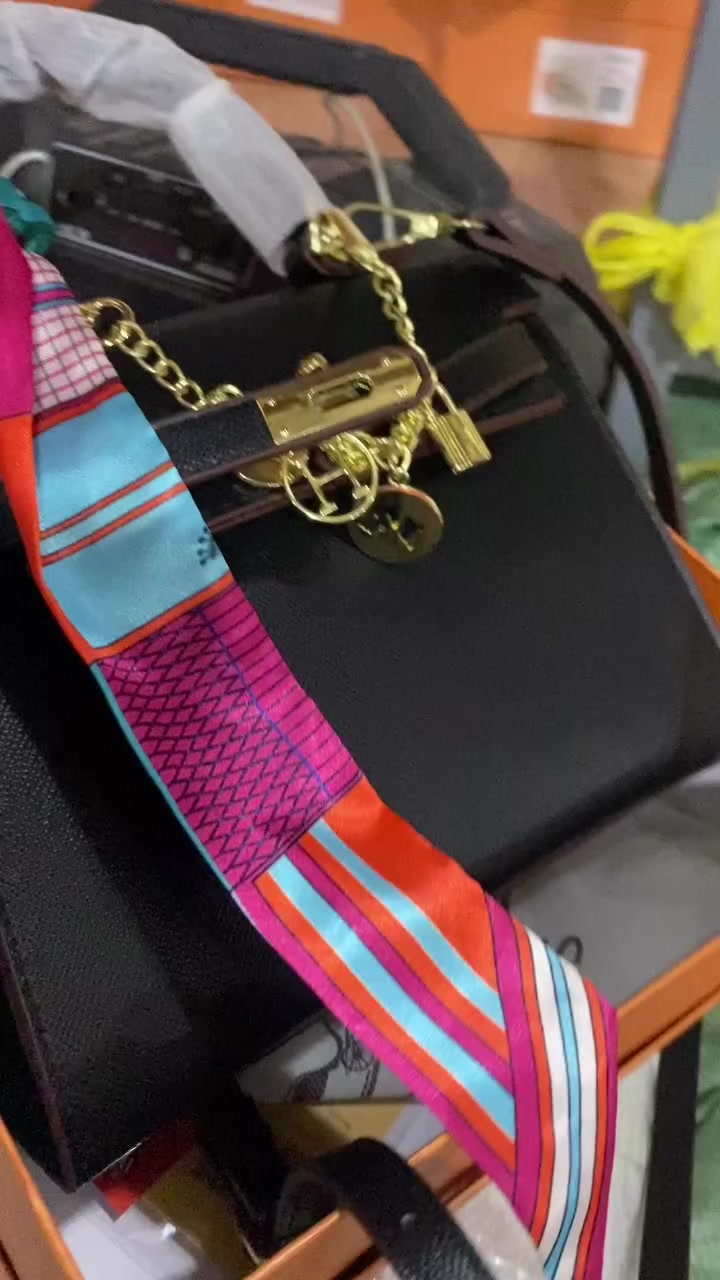 افضل انواع الحقائب  متوفر جملة و مفرد ،
📞  WhatsApp ***********
