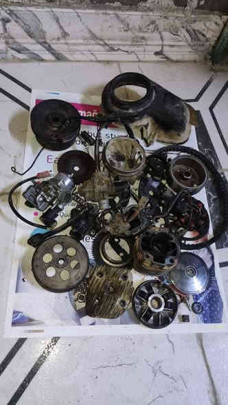 السلام عليكم 
مكينه دراجه 60 كامله متكونه من
1 بوشه وبستم
2 كلج امامي اصلي+ تجاري
3 ملف 
4 فلاوين 
5 فشكه كبيره 
6 فشكه صغيره
7 قبق هندر
8 سلف
9 راجز كامل
10 كابريتر اصلي+ تجاري 
11 كور 
12كازكيت 
13 قبق تبريد 
والغراض كلهن اصلي وياباني مو كوري مكاني ناصريه مركز *********** سعره 50 وبيه مجال
