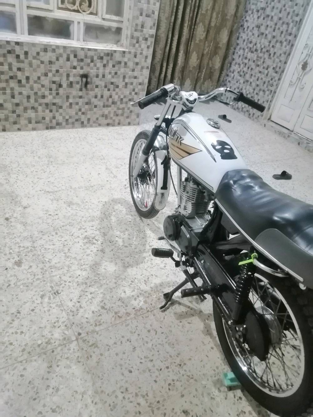 دراجة نارية من نوع دايون، تصميم كلاسيكي وأنيق باللون الأبيض. الدراجة في حالة جيدة ومناسبة للاستخدام داخل المدينة أو المسافات القصيرة. مناسبة لعشاق الدراجات الكلاسيكية وتوفر قيادة مريحة.