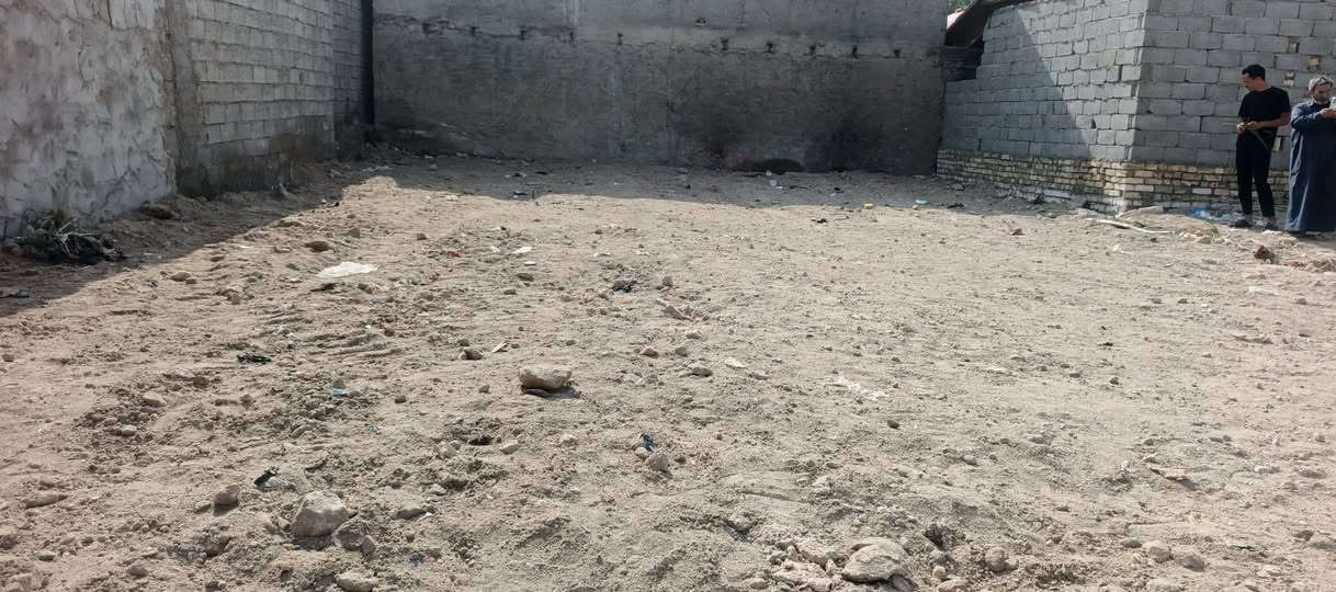 عدي قطعه ارض مساحه 200متر ويريد 100عادي  المكان النجف بلبراكيه يم شارع علگم كافة الخدمات  زراعي  البيوت اليمه مبنيه بس هيه مامبنيه المكان كافت الخدمات من مي كرهباء جديده اعمده محول بصفه مدرس حكوميه بصفه انترنيت ضوي بصف العرصه السعر 7وبيه مجال قليل الرقم *********** بي وستاب
