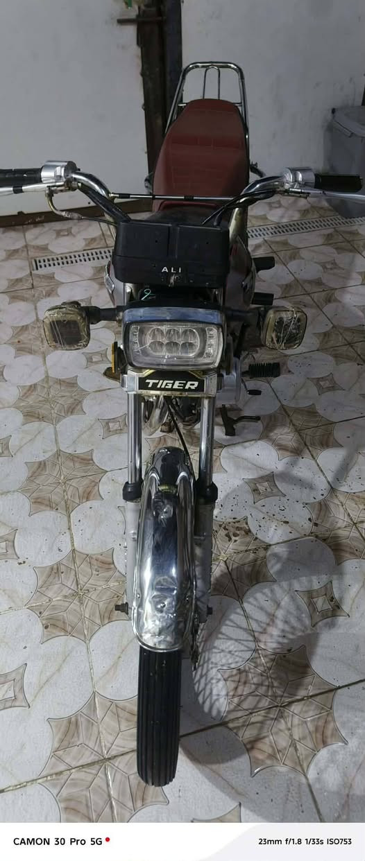 سلام عليكم درجة تايكر البيع موديل 2020 كامله وراق صولي كهربيات شاير باتري كله شغلات دشبول كلشي ماعايزه برغي🔩 واحد ماناقصه شغل طلع عيوني +مكينه ما مفتوحة نضيف كدامك درجة حلوه سعر 450 بيه مجال الطيبين رقم الهاتف *********** تصال عل رقم اخيي + مو شراي  لا تعبني
