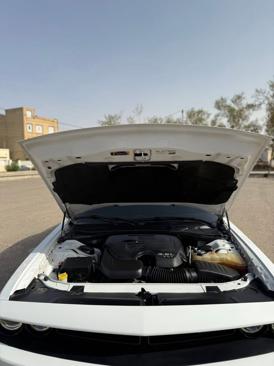 السلام عليكم
دوج جالنجر للبيع 2020 GT 
السعر؛  205 ورقه (دفترين وخمس اوراق)وبيهه مجال 
مكان السياره بغداد البلديات
بأسمي رقم دهوك تحويل ثاني يوم 
وارد امريكي 
الحادث جاملغ جهه عكس السائق فقط موجود السونر مع الصور بدون لغد بدون شاصي 
وصار عندي بيهه بارد وتكحيل كارت بلجاملغ الخلفي اثر طخه وموجوده الصور  السياره جديده وما تشكي من اي شي محرك كير صبغ كله بحاله جديده تجي تفحص وتشوف بعينك  
للتواصل واتساب 
***********

المواصفات:

1️⃣ الموديل: Dodge Challenger GT
2️⃣ الممشى؛66 الف ميل
 3️⃣الون ابيض 
4️⃣ كاميرا خلفيه +حساسات
5️⃣  6 سلندر V6
6️⃣ سعة المحرك: 3.6 لتر
7️⃣ دخول ذكي بصمه
8️⃣ كرسي السائق كهربائي 
9_نظام ترفيهي بشاشة وسطية
تدعم Apple CarPlay وAndroid Auto  
10_كاميرا خلفية  
11_ حساسات خلفية 
12_مكيف هواء بحاله جيده جدا
13_بلوتوث + USB
14 نظام دخول ذكي (بصمة/زر تشغيل)
