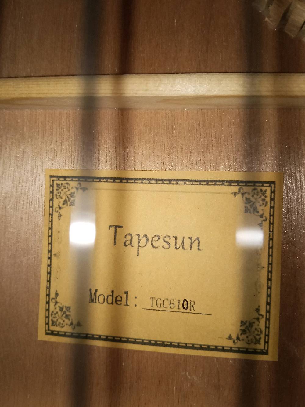 السلام عليكم 

📌 المواصفات والملحقات:
🎸 الماركة: Tapesun
🔖 الموديل: TCG610R
🔥 جسم الكيتار لون أحمر لامع، والظهر أسود
🎵 مناسب للعزف الكلاسيكي والرومبا والأنماط الإسبانية
🆕 2 سيت أوتار جديدة احتياط ويا الكيتار من ضمن اوتار جديده مشدوده من يومين
🎛️ كابو ضمن الأغراض
🎒 حقيبة كيتار ضمن البيع
البيع كامل كيتار + أوتار جديدة عدد 2 + كابو + حقيبة.
الكيتار شخصي ومستعمل استعمال نظيف، واللي جاد بالشراء يجي يشوفه ويجربه.

سعر 170 او تبديل مقابل بيانو نوع BX-20