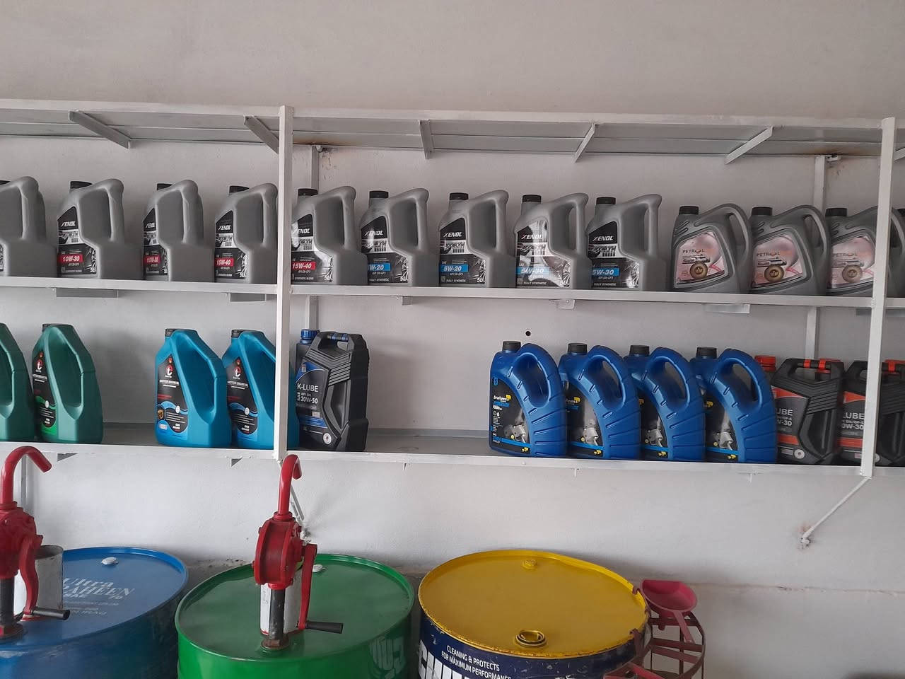 أدوات محل دهن للبيع 

للإستفسار  
***********
***********
