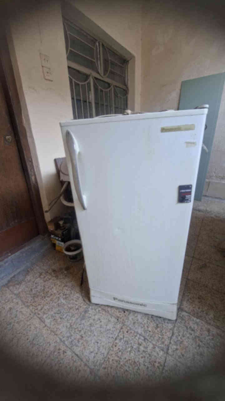 السلام عليكم عندي الاثلاجه سعر ٤٥ والكاوتنر ١٢٠ الفرفه بدوبه جرباي ٨٥ شراي تعال مكان الكرادة رقم ***********
