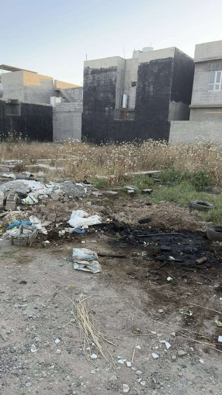 قطعة ارض للبيع مساحة 200 متر زراعي بالصيادة ع سايدين الشقق باليمين فرع ثاني داخل بيوت منطقة كامله خدمات ماي وكهرباء كدامه قريب ع شارع وشرط البناء موقع مميز قريب ع علوه والمحافظة جديدة سعرها 21 مليون بي مجال بسيط للأستفسار ***********
