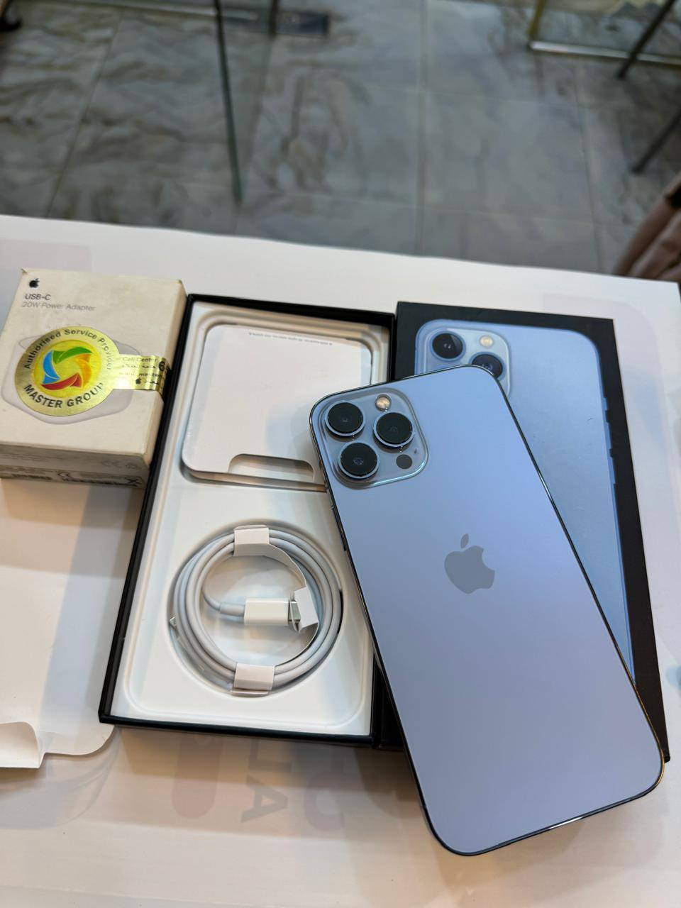 ايفون 13 برو ماكس 256 ذاكرة 
بطارية 95‎%‎
نضافة 100‎%‎
كامل ملحقات الاصلية شركة ماستر اصلي وبيه ضمان شرط الفحص 
استخدام قليل
السعر مناسب
***********
العنوان القطاع شارع السوك مجاور عوينات الكرار 
مركز الشمس
