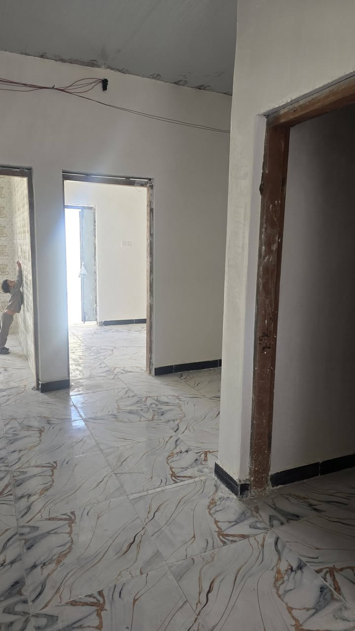 دارسكن طابو مالك صرف زراعي عراقي وكاله مكاتبه ونسخه من الطابو المساحة الكليه 200متر مساحه بناء 100متر وترك خلف بيت على نهر 100متر  يتكون بيت من غرفه ودونيه وصاله ومطبخ وصحيات داخليه وخارجيه سكف سندويج بيت مرتب حلوه فارق جاهزه السكن السعر 40مليون وبيع مجال الاستفسار ***********
