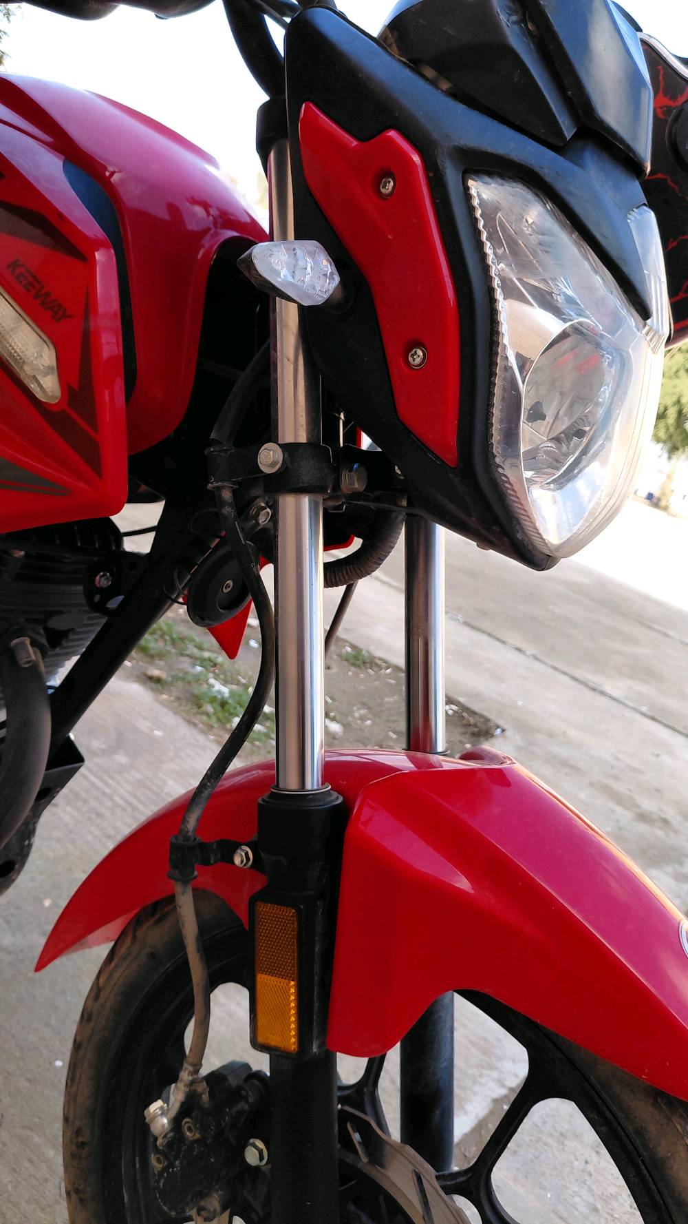 درّاجة نارية من نوع كيوي، لونها أحمر أسود، بحالة جيدة تعمل بمحرك بنزين متين. مناسبة للمدن والطرق الوعرة. فرصة رائعة للراغبين في شراء دراجة قوية وموثوقة.