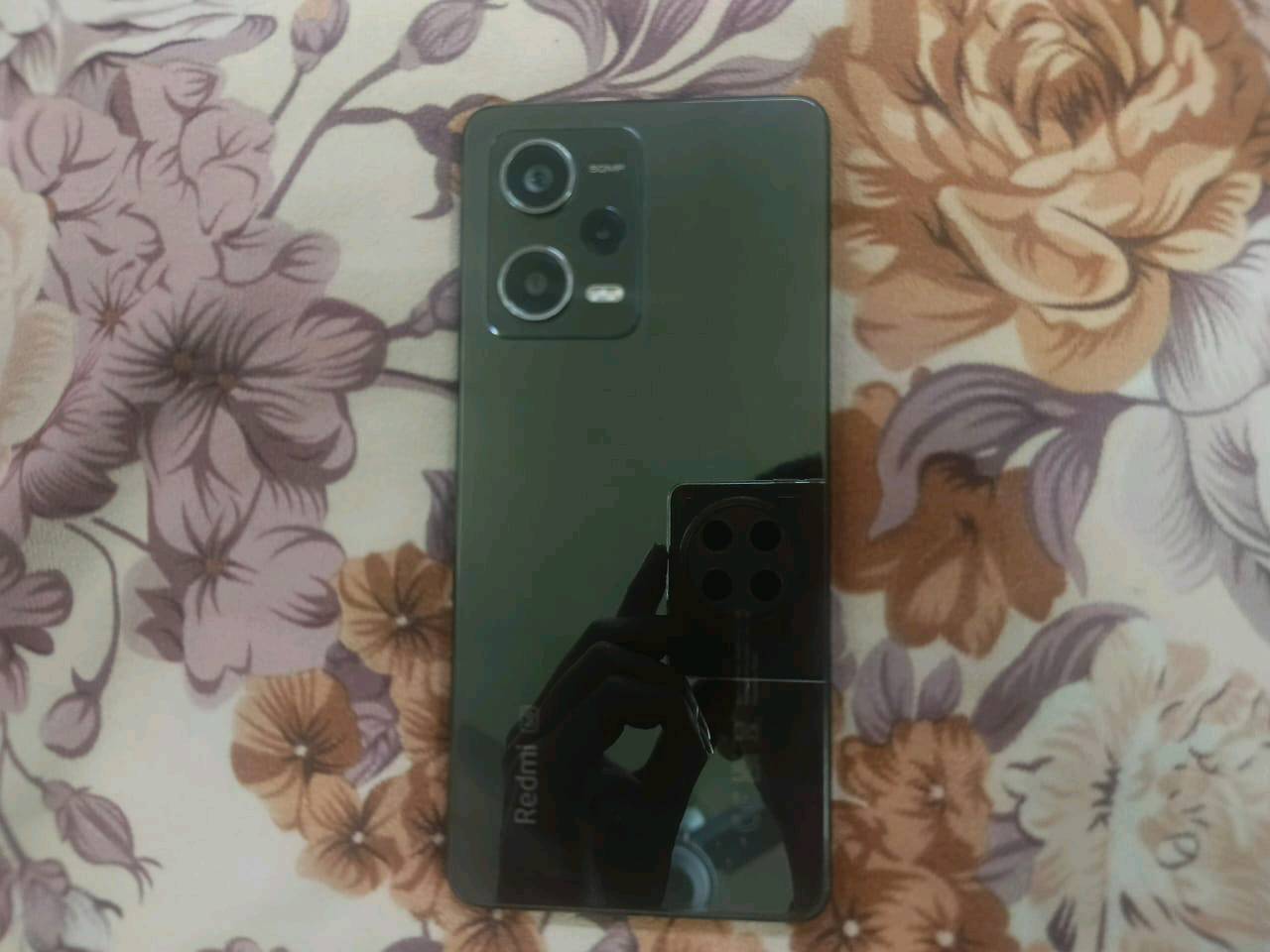 يا الله.. للبيع وحش الفئة المتوسطة Redmi Note 12 Pro 5G، الجهاز غني عن التعريف من ناحية الأداء والكاميرا.
الحالة: الجهاز أخو الجديد، نظافة 100%، لا شخط ولا تصليح ولا مفتوح سابقاً.
المواصفات العلى السريع:
الشاشة: AMOLED بتردد 120Hz (سلاسة مو طبيعية بالتصفح والألعاب).
المعالج: Dimensity 1080 يدعم الـ 5G، يشغل ألعابك بدون لاك.
الكاميرا: 50 ميجابكسل بمستشعر سوني (تصويره بالليل والنهار يبيض الوجه).
الشحن: يدعم الشحن السريع 67 واط (تترس البطارية بلمشة عين).
الملحقات: الكارتون وكافة ملحقاته الأصلية وياه.
?? ).
الجهاز عملي جداً وصورته وشاشته توب. المكان بغداد
للاستفسار وتفاصيل أكثر، راسلني خاص أو اتصل على: [7843572486]

السعر:320 الف وبي مجال بسيط خابرني وتأمر