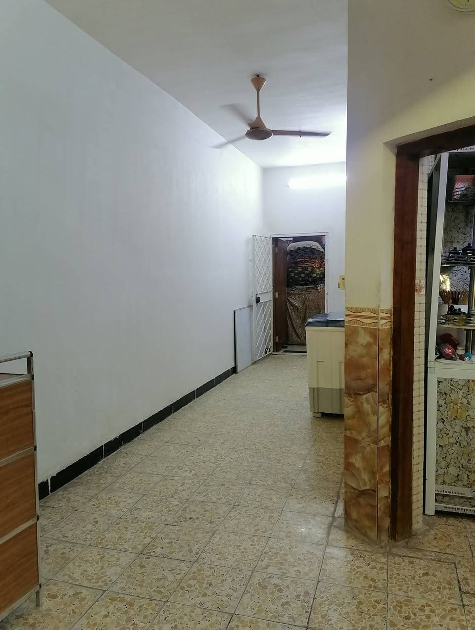 بيت للبيع 150 متر 6 * 25 طابو ملك صرف بناء حديث على الشارع مباشره (شارع الطيار التجاري) طابوق جمهوري
يحتوي على
 محل مساحته 3 * 5
طرمه 3 * 5
غرفة استقبال 5 * 5
صاله 3 * 6
حولي
مطبخ 4 * 4 
غرفة منام 4 * 5 
حمام 2.5 * 3
ويحتوي على منورين
وتوجد صاله في الطابق الثاني
⚫بغداد سبع البور ( ناحية الجوادين) تبعد عن بوابة الكاظميه 16 كم.
🔴 السعر  95 
للاستفسار على الرقم واتساب ( *********** ).
بيت للبيع 150 متر 6 * 25 طابو ملك صرف بناء حديث على الشارع مباشره (شارع الطيار التجاري) طابوق جمهوري
