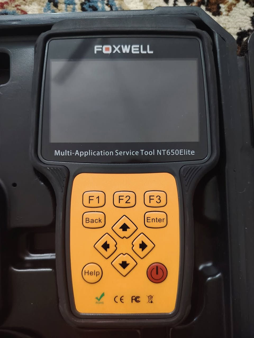 جهاز Foxwell NT650 Elite
يدعم الفحص العميق لمحرك السيارة (Engine)، ونظام المكابح المانعة للانغلاق (ABS)، ونظام الوسائد الهوائية (SRS/Airbag).
قراءة ومسح الرموز: يتيح لك قراءة رموز الأعطال وفهم معناها بوضوح، ومن ثم مسحها لإطفاء مصابيح التحذير في لوحة القيادة.
البيانات الحية: عرض بيانات الحساسات في الوقت الفعلي على شكل نصوص أو رسوم بيانية لمراقبة أداء السيارة أثناء التشغيل.
دعم بروتوكولات OBD2: يوفر تغطية كاملة لجميع أوضاع فحص OBD2 للسيارات العالمية المصنعة بعد عام 1996. 
وظائف الصيانة الخاصة (أكثر من 26 وظيفة)
إعادة ضبط زيت المحرك (Oil Reset): لتصفير عداد الصيانة بعد تغيير الزيت.
نزيف المكابح (ABS Bleeding): لإخراج الهواء من نظام الفرامل لضمان ثبات الدواسة.
برمجة البطارية (BRT): لتسجيل البطارية الجديدة في كمبيوتر السيارة.
تجديد فلتر جزيئات الديزل (DPF): تنظيف الفلتر من التراكمات لضمان أداء المحرك.
معايرة زاوية التوجيه (SAS): ضبط حساس عجلة القيادة.
خدمة فرامل اليد الإلكترونية (EPB): تفعيل وتعطيل النظام لصيانة تيل الفرامل.
مواصفات تقنية وتغطية شاملة
سهولة الاستخدام: مزود بشاشة ملونة مقاس 4.3 بوصة ولوحة مفاتيح واضحة مع اختصارات سريعة.
تغطية واسعة: يدعم أكثر من 50 إلى 90 علامة تجارية للسيارات من الأسواق الأمريكية والأوروبية والآسيوية

اخوان الجهاز جديد مامستعمل
مدفوع بي  150 قفله175


**إذا كنت صاحب هذا الإعلان وتريد حذفه لأي سبب، رجاءا أرسل رسالة إلى الدعم الفني**